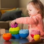 Fat Brain Skládací věž Tobbles Neo 28 cm