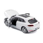 Bburago 1:24 Plus Porsche Macan White