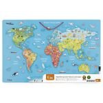 Dřevěná mapa světa s tabulí v českém jazyce