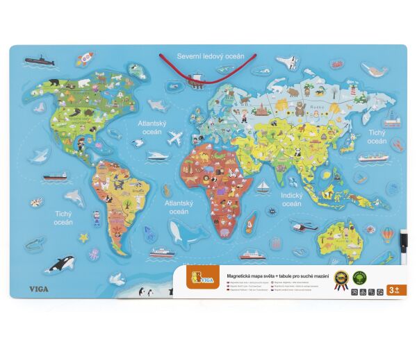 Dřevěná mapa světa s tabulí v českém jazyce