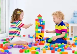 Stavebnice: Ideální parťák, který děti zabaví na dlouhé hodiny 🧱